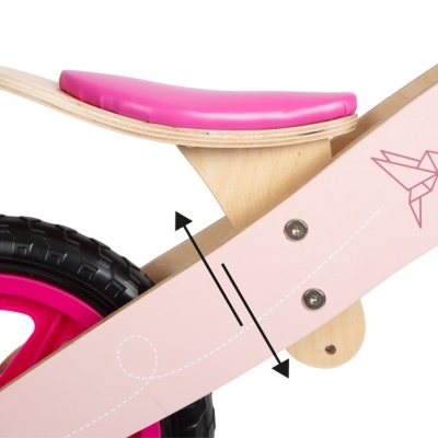 Carrinho de criança em madeira cor-de-rosa com rodas preto e rosa e assento cor-de-rosa