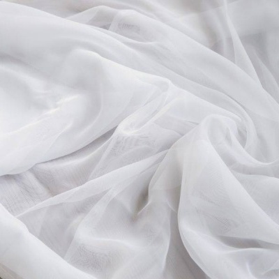 tecido branco transparente sobre superfície de madeira