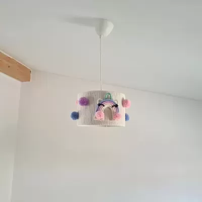 Candeeiro de teto para quarto infantil com pompons coloridos e arco-íris em tecido