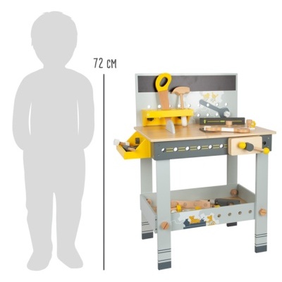Bancada de ferramentas infantil em madeira cinzenta e amarela com ferramentas de madeira.