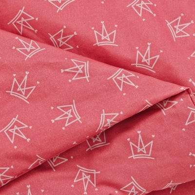 Tecido rosa com padrão de coroas brancas e pequenos corações