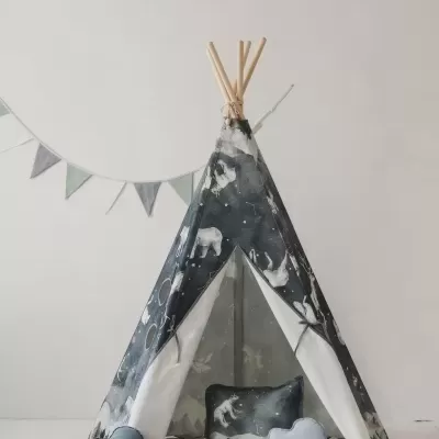 Tenda de criança tipo teepee com padrão de ursos polares e almofadas em forma de nuvem no chão