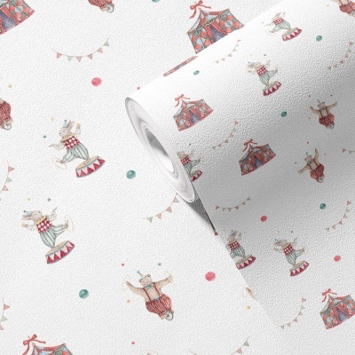 Papel de parede com padrão de circo com animais vestidos como artistas e tendas coloridas.