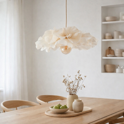 Candeeiro suspenso creme em tecido com mesa de madeira, fruteira, jarro, vaso e estantes no fundo