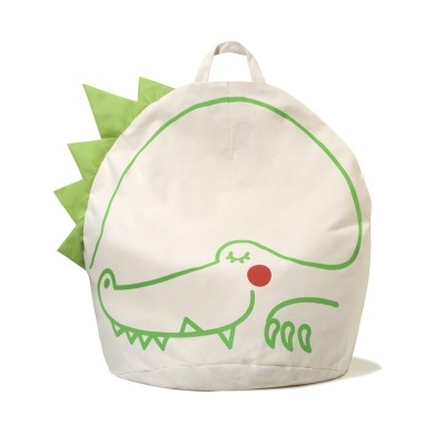 Mochila creme com desenho de crocodilo verde e detalhes verdes em relevo