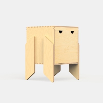 Móvel pequeno em madeira clara com recortes semicirculares