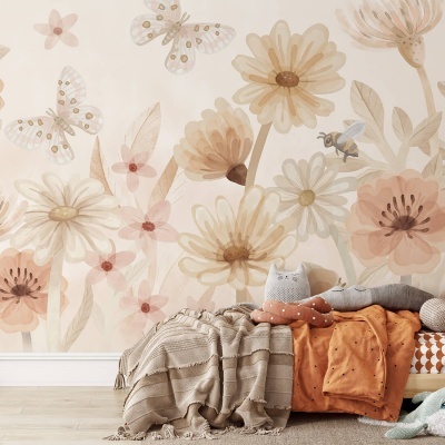 Mural com flores e borboletas em tons pastel numa sala com chão de madeira e roupa de cama laranja.
