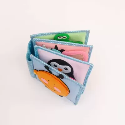 Livro tecido infantil com ilustrações de animais coloridos