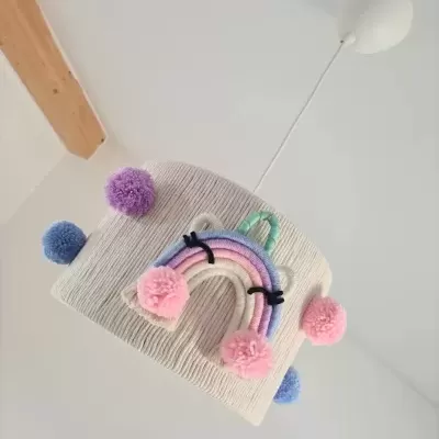 Candeeiro de teto bege com pompons coloridos e arco-íris bordado