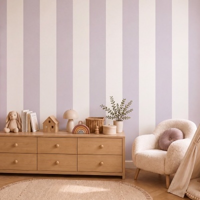 Quarto infantil com móvel de madeira clara, armário rosa, poltrona creme, tenda bege e brinquedos.