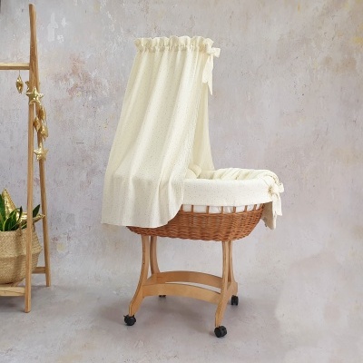 Berço de bebé em verga com cobertura creme e suporte de madeira com rodízios
