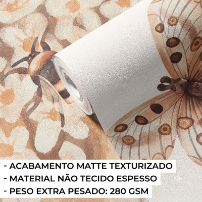 Rolo de papel de parede texturizado com padrão de borboletas e flores em tons castanhos e bejes.