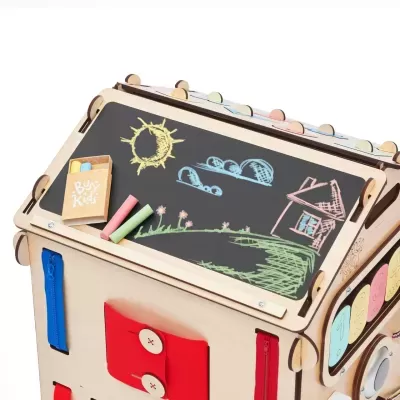 Brinquedo educativo de madeira com quadro negro colorido e giz ao lado.