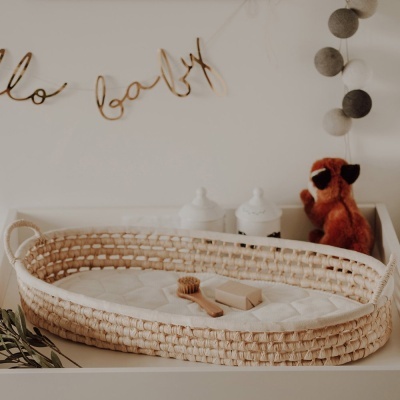 cesto de vime oval com forro branco e decoração de quarto de bebé