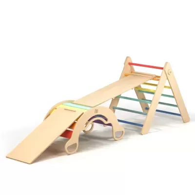 Equipamento infantil de madeira com rampa e barras coloridas para escalada