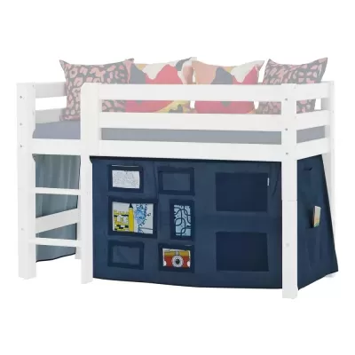 Cama infantil branca com escada, almofadas coloridas e cortina azul decorativa com bolsos e desenhos