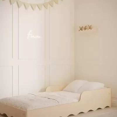 Cama infantil em madeira clara com roupa de cama branca e decoração creme com bandeirolas e coelhos de madeira