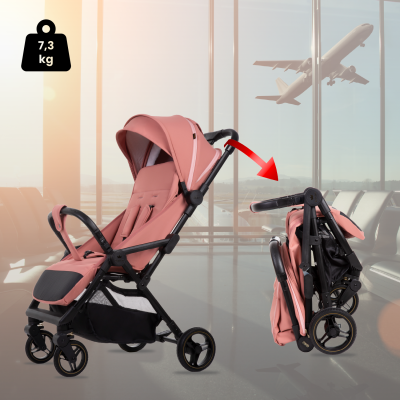Carrinho de bebé cor de rosa com estrutura preta, peso 7,3 kg, em aeroporto com avião ao fundo