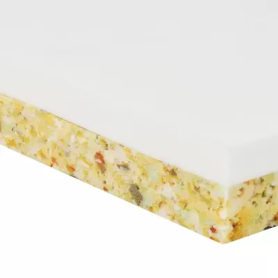 Colchão ou almofada com duas camadas, superior branca e inferior multicolorida compactada