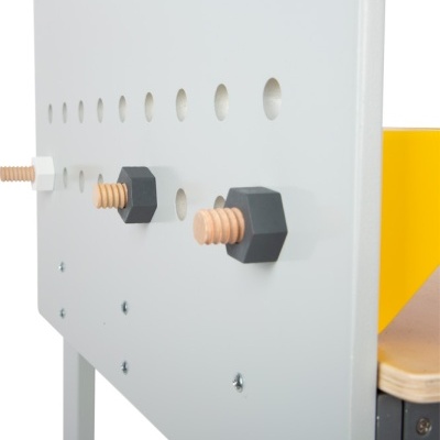 estrutura metálica cinza com furos e parafusos de madeira