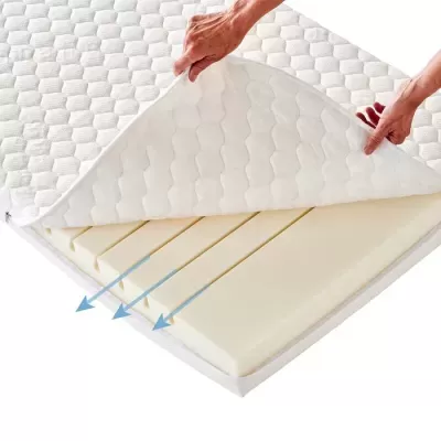 Colchão branco com capa removível e camada interna de espuma cortada