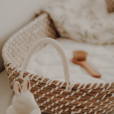 Cesta de verga com cobertor e escova, suporte para sabonete em forma de coelho