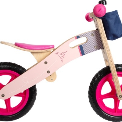 Bicicleta de equilíbrio de madeira com rodas cor-de-rosa e bolsa azul