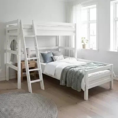 Cama beliche branca em ambiente iluminado com cama inferior arrumada
