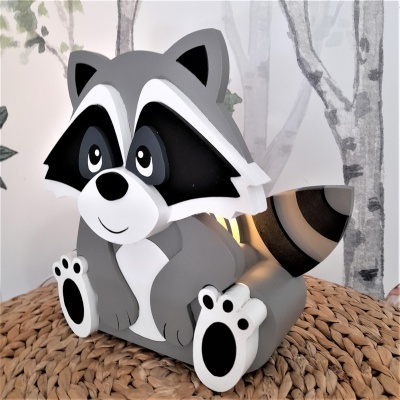 Abajur infantil em forma de guaxinim cinzento com detalhes brancos e pretos