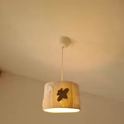 Luminária suspensa com cúpula de tecido bege com aplicações decorativas