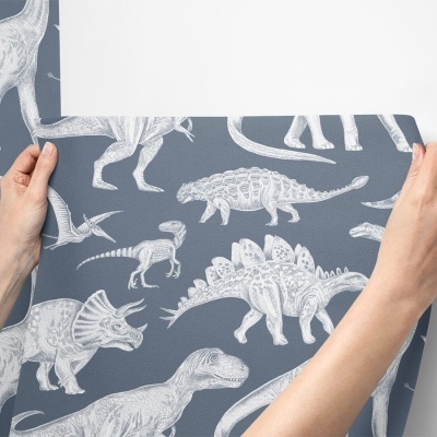 Papel de parede azul-escuro com padrão de dinossauros esqueléticos brancos