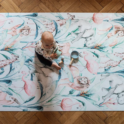 Tapete infantil com padrão de animais coloridos pastel, bebé sentado no centro, chão em espinha de peixe