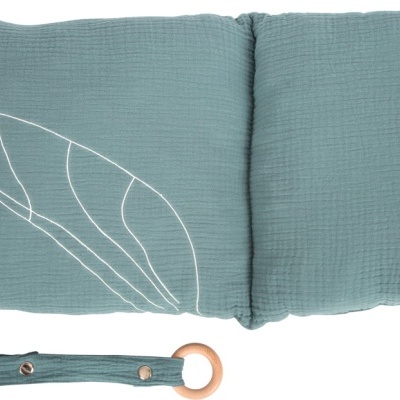 Almofada azul esverdeada para cadeira com padrão bordado e tiras com argola de madeira