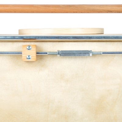 Caixa de madeira clara com rodas pretas e pega de madeira