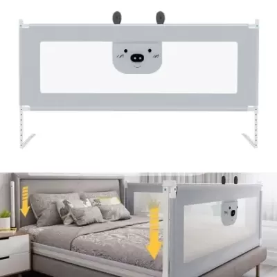 Protector de cama cinzento com rosto de urso e malha transparente instalado numa cama de casal cinzenta.