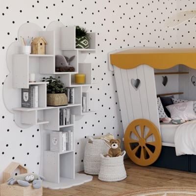 Quarto infantil com estante em forma de árvore, cama em forma de carruagem cinza e amarelo, paredes com bolinhas pretas e cestos de vime
