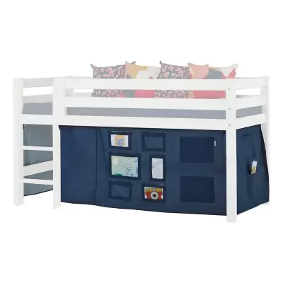 Cama infantil alta branca com cortina azul e almofadas coloridas