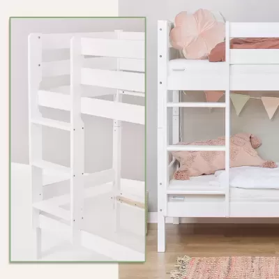 Beliche de madeira branca com escada e almofadas cor de rosa