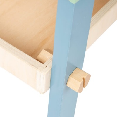 Detalhe de móvel com madeira natural clara e estrutura azul claro