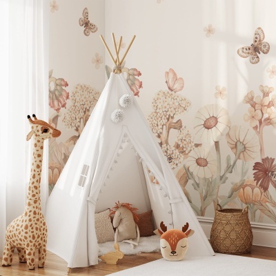 tenda de brincar branca num quarto infantil com peluches e papel de parede floral