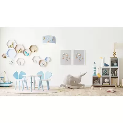 Quarto infantil com mobília azul claro, luminária pendente, prateleiras hexagonais e itens decorativos
