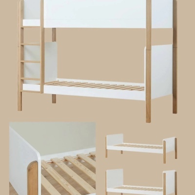 Cama beliche em madeira clara e branca com escada lateral