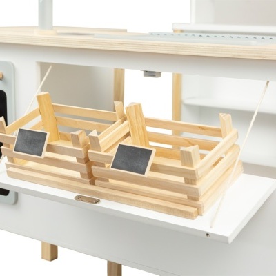 Miniatura de cozinha infantil em madeira clara com caixas e etiquetas de ardósia