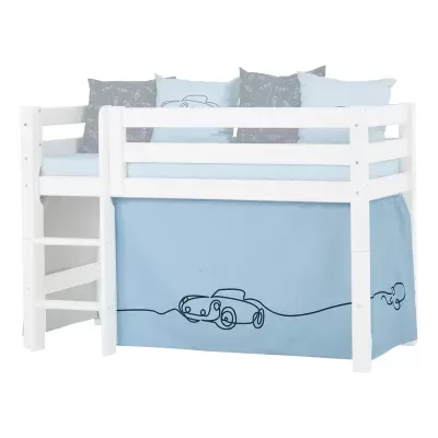 Cama alta branca com colchão e tecido azul decorado com carro desenhado e almofadas cinzentas e azuis com padrão de carros