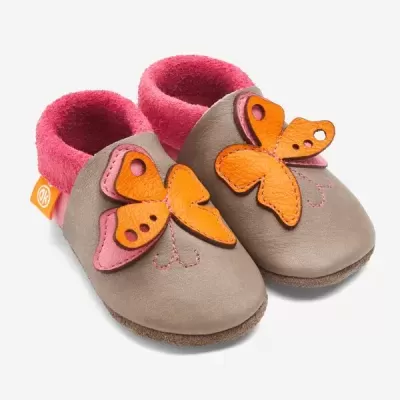 Sapatinhos de bebé cinzentos com interior rosa e borboletas laranja e rosa