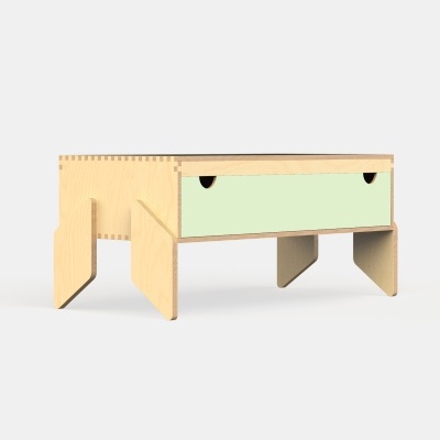 Mesa baixa de madeira clara com gaveta verde claro e puxadores em meia-lua