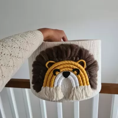 Cesto de armazenamento tecido creme com aplique de leão colorido em fios