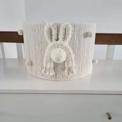 Candeeiro de mesa branco com figura de coelho texturada na cúpula