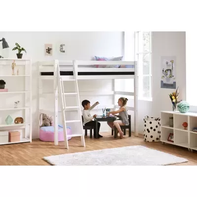 Cama alta branca em quarto infantil com crianças a brincar sob a cama.