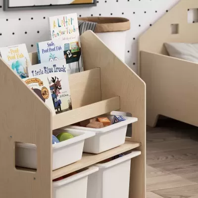 Estante organizadora para criança com caixas e livros em madeira clara